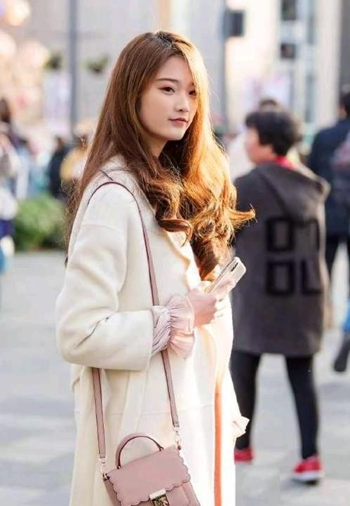  「长款」街拍：雪肤花貌的美女，一件白色的长款外套，时尚清新气质迷人