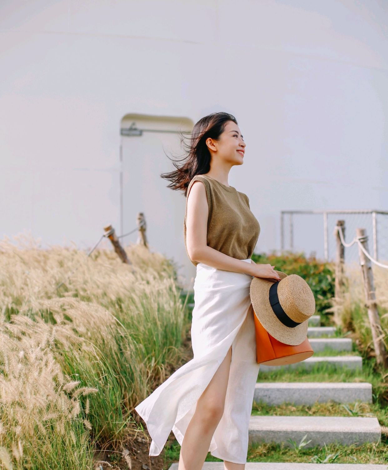  腿部线条：三木告诉你怎么穿出高级感,驼色针织衫配卡其色高腰裤,清新复古