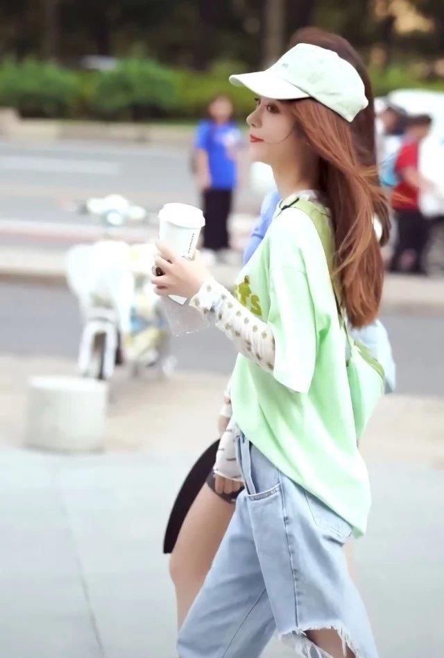 闺蜜■钢铁姐妹街拍，“你穿侧漏裤，我穿仙女鞋”，俩人一起上街抢镜
