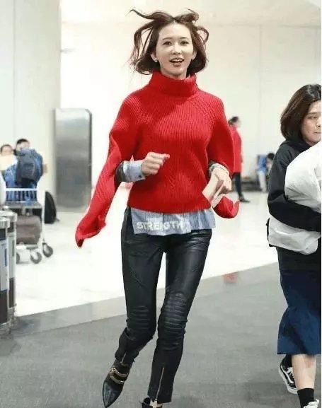 林志玲胆真大，皮裤穿成这样！网友：腿缝宽到能放下一个拳头！