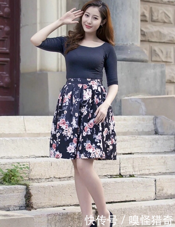 街拍：女生身材不错，演绎成熟唯美的碎花穿搭，让人大饱眼福