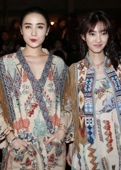 素颜女神王丽坤撞上小宋佳,瞬间破功,网友:宋佳的气场太强大!