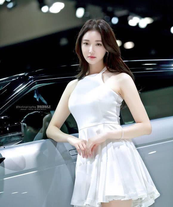  『气质』一条优雅的白色连衣裙，美女穿起来显气质，甜美又减龄