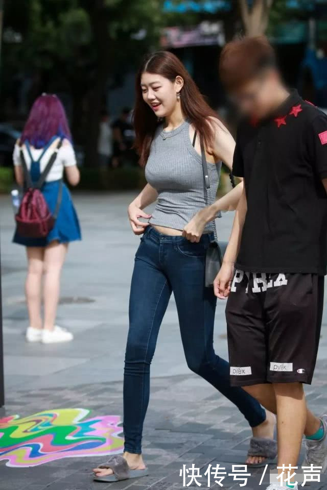 摄影：着紧身裤笑容灿烂的少女