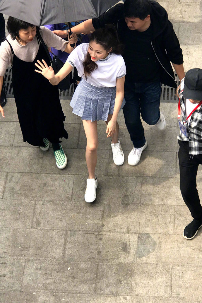 关晓彤短裙秀大美腿,路人下高位视角都这么长