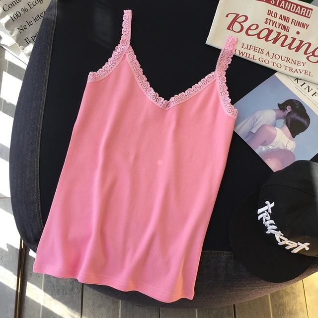 清凉吊带小背心，硬是穿成“小肚兜”既视感，性感美得出气质