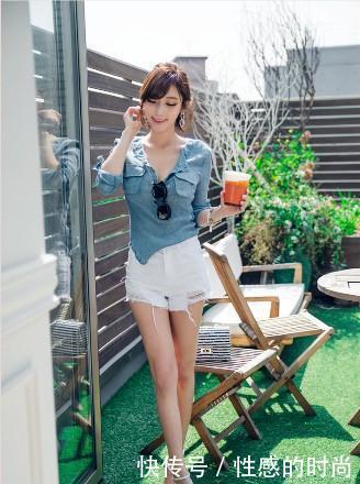 ?路人街拍：小姐姐v领秀出精致锁骨，白色短裤端庄性感