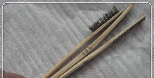 \＂i4\＂: \＂http://p0.qhimgs4.com/t01a3b621cb254e78be.jpg?size=640x391\＂2个旧牙刷绑在一起，厉害又实用，以前一直不知道，快去试一试