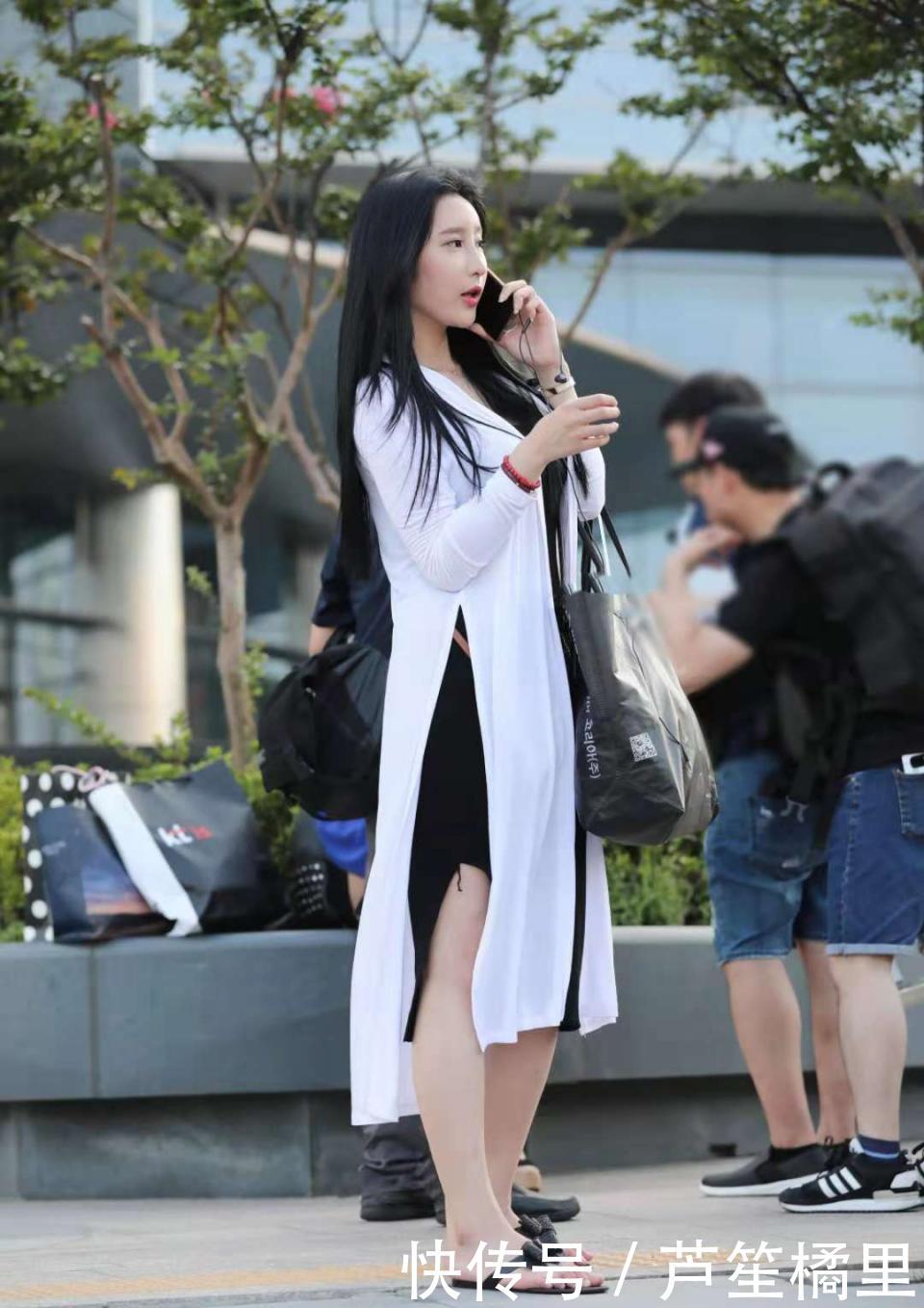 [ 瞬间]清新脱俗瞬间变得不一样！，街拍：小姐姐穿连衣裙出街