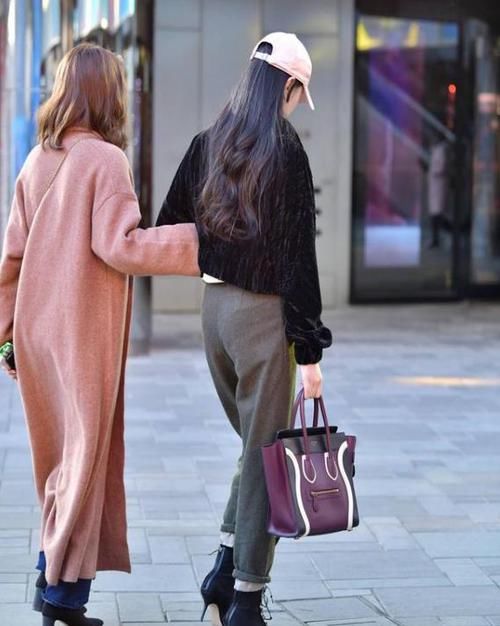 美女:街拍:身材高挑的美女,一件黑色上衣配黑色开叉裙,时尚优雅气质