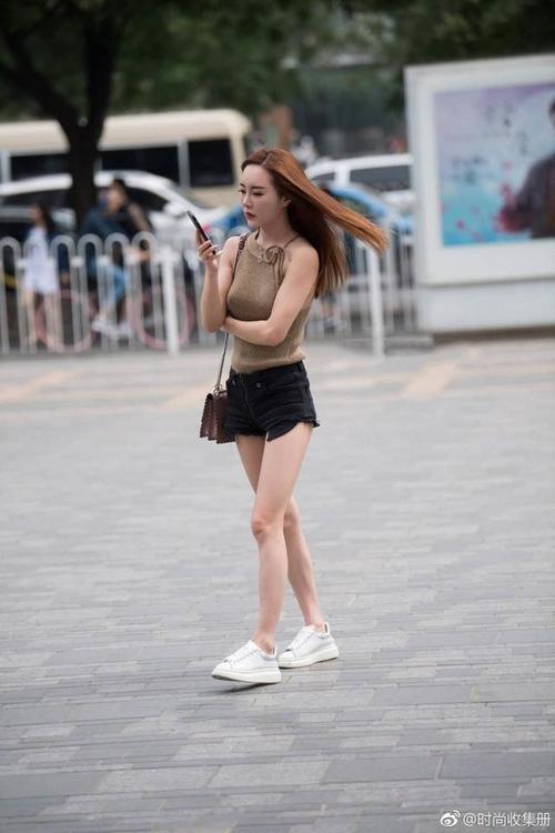 路人街拍，小姐姐选择了一款黑色的紧身裤，自然清新，充满动感