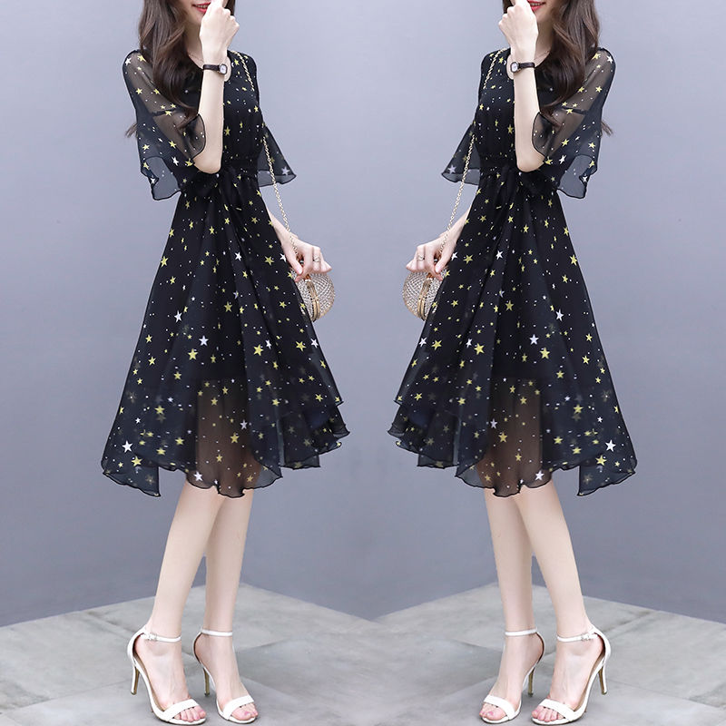 T恤衫不时兴了,如今流行蛇腰裙,搭小凉鞋,显嫩迷人,令人羡慕