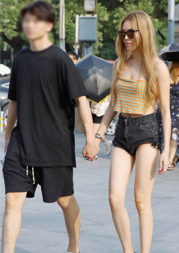 气质小姐姐超短裤裹出珠圆玉润好身材，那性感的美背格外的吸引眼