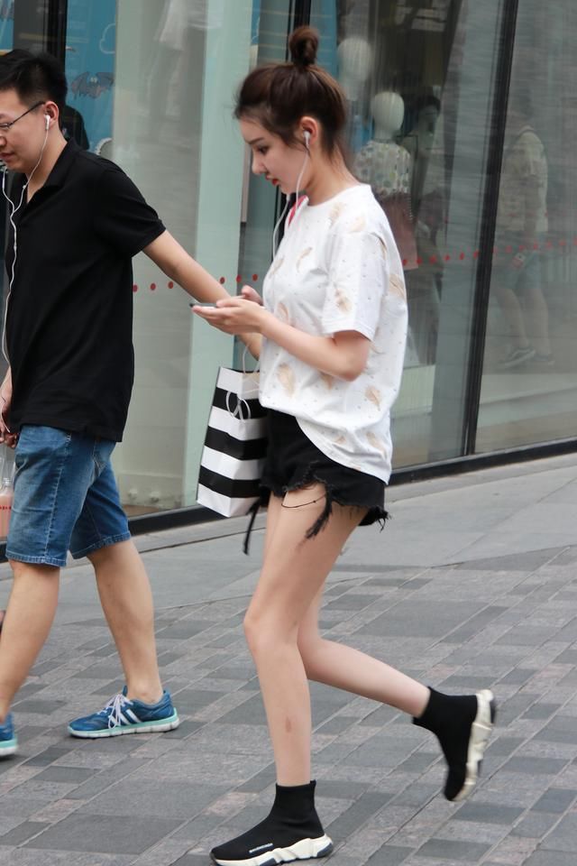 美女散步，纯真娇美肌肤柔嫩，美腿很耐看!