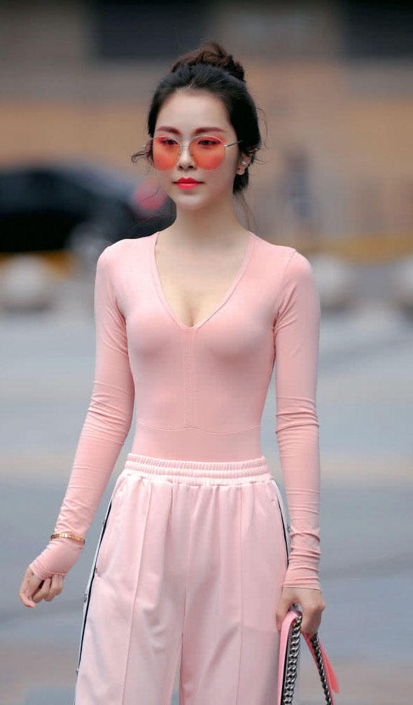 气质小姐姐紧身衣裹出粉嘟嘟的饱满上围,柔软灵动的身姿让人着迷