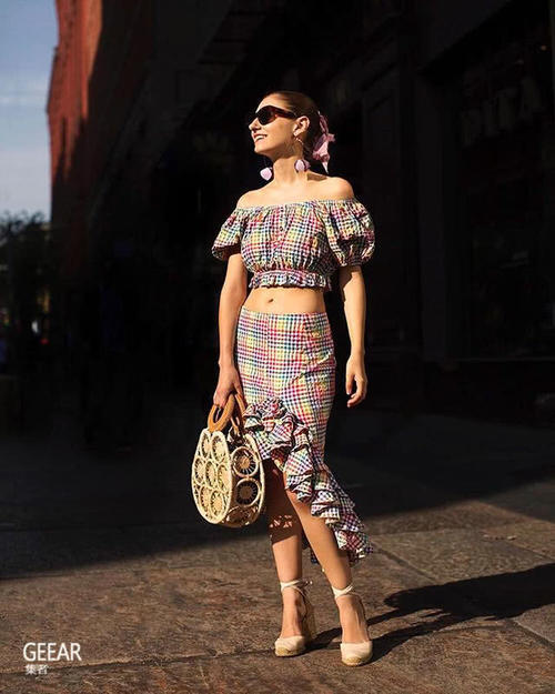 让时尚达人教你把格子裙怎样穿出经典时髦感!