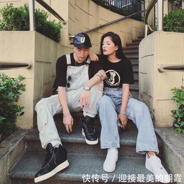 #牛仔裤#Jony j穿背带裤与妻子甜蜜对视,衣品爆棚不显娘,嘻哈老爸太帅