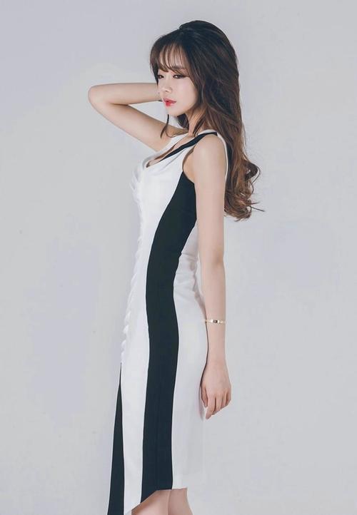 人气美女模特穿紧身连衣短裙，翘臀圆润身姿曼妙拍性感写真！