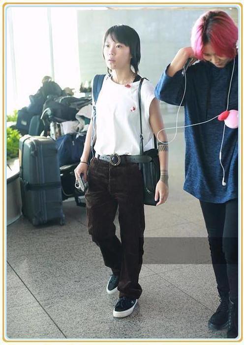 中国好姐姐！窦靖童机场挎两包不怕累，妹妹窦佳嫄只顾低头玩手机