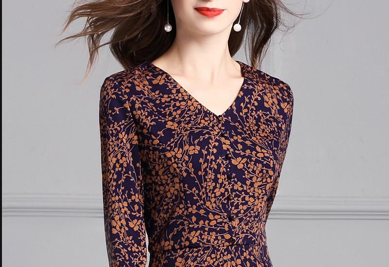 五十岁女人，建议你穿高贵点!学下面女人穿这裙，焕发高级女人味