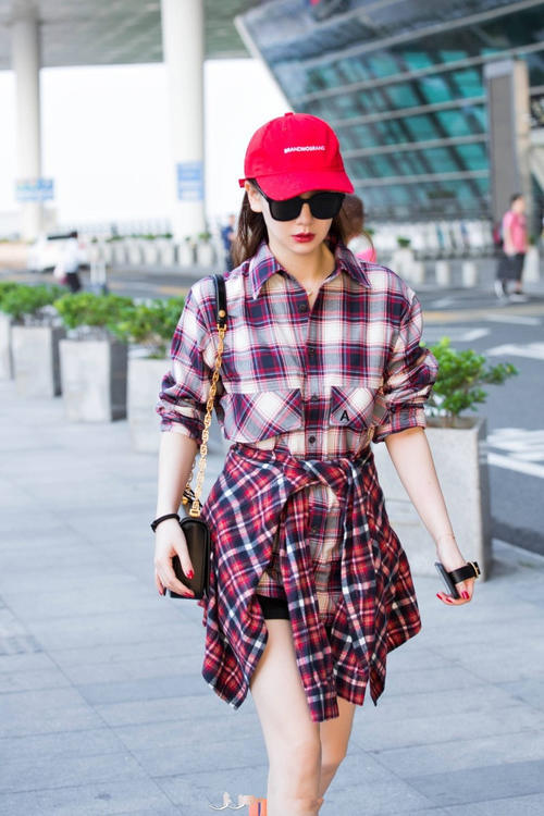 戚薇胆真大，穿条看不见的短裤去机场，考虑过李承铉的感受么？