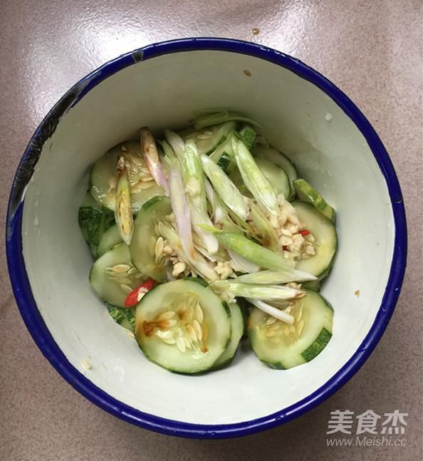  『青瓜』用它代替晚餐，闺蜜连吃3周，腰肢苗条脸白嫩显年轻，衣服穿S码