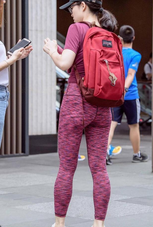街拍：气质小姐姐紧身裤裹出微胖身材，走路姿势尽显成熟女人味儿