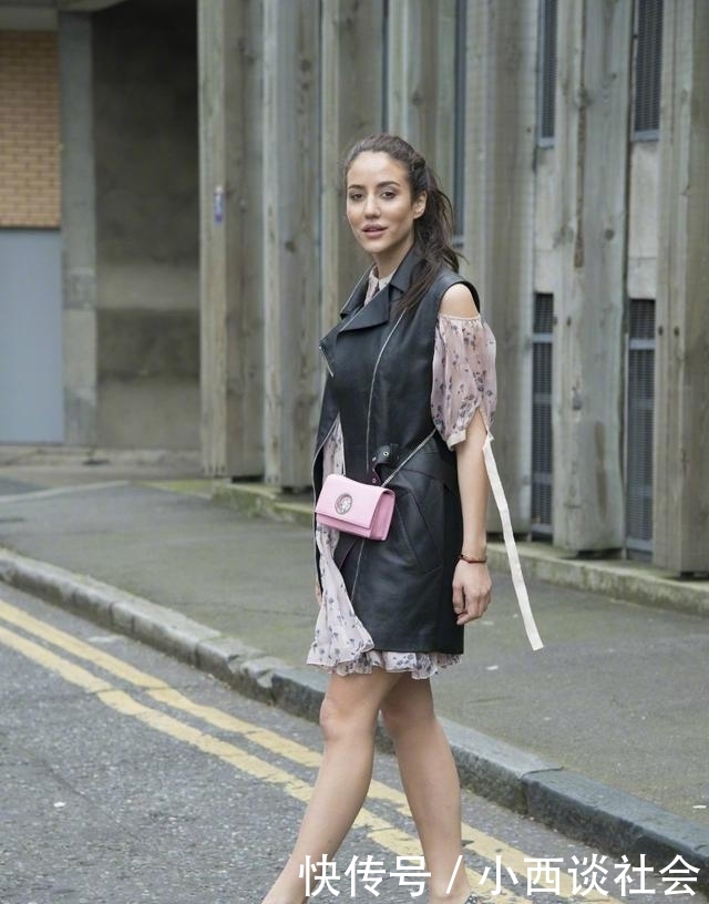  「穿上松糕鞋」女人40岁以后，不管穿裤子还是裙子，别穿这3种鞋子，邋遢显廉价