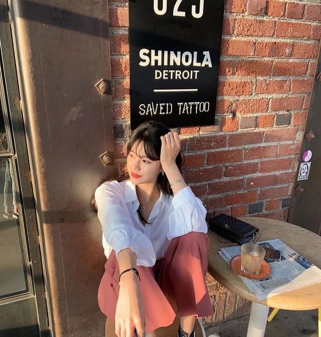  时髦：衬衫+烟管裤=2020春季最美混搭!