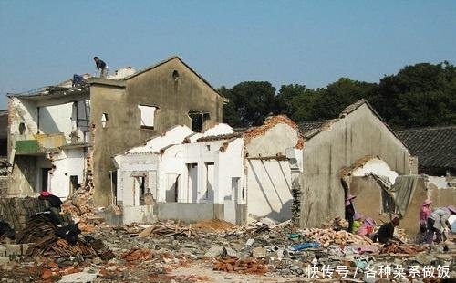 农村拆迁补偿标准出炉，每平砖瓦房补偿2400元，趁早了解避免吃亏