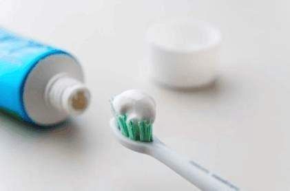 脸上有斑点不用急，牙膏蜂蜜一起用，光滑细腻变白