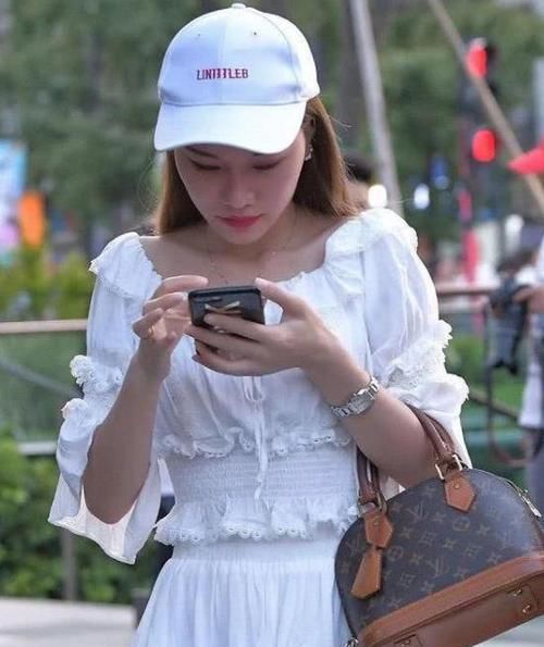  完美@街拍：语笑嫣然的小姐姐，一件白色的连衣裙，时尚完美好身材