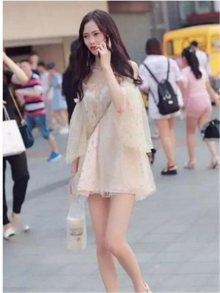  大气|街拍：美女身穿米色超短裙，肌肤如玉，尊贵优雅显大气