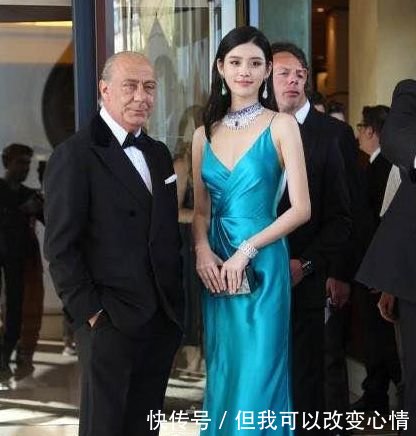 奚梦瑶出席活动穿孔雀蓝丝质长裙,网友:天生丽质的她简直美极了