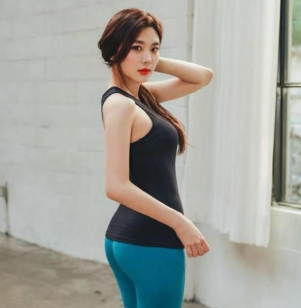 个性潮流的打底裤美女，彰显女性娇俏，穿出青春靓丽