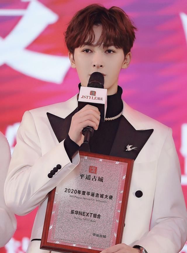 「营造」200112 朱正廷现身JSTYLE精美年度颁奖礼 简约白色穿搭,营造冬雪后的一抹温暖