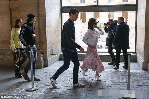 贝嫂舍弃高跟鞋穿平底凉鞋，脚倒是舒服了，但不是暴露身高了吗？