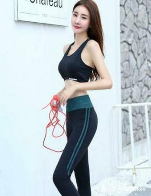 穿打底裤的小姐姐好看有个性，让人美不胜收！