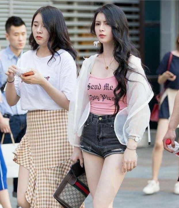 街拍：图三美女的身材太惊艳了，路人：鼻血止不住的流！