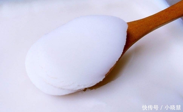  关熬制猪油：熬猪油最好别只放盐！加一点“它”猪油雪白，放一年不会坏