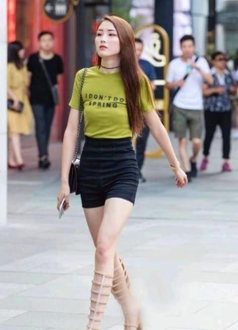 『气质』街拍:笑容甜美的美女,一件白色的连衣裙,时尚气质好身材