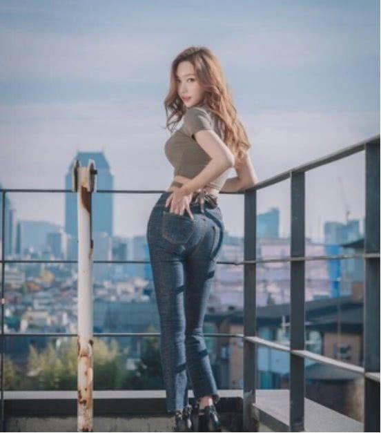 小姐姐牛仔裤的穿搭，使整个人的气质都变得很不一样了！