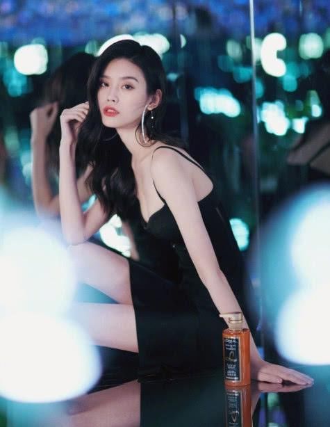 柳岩V领吊带裙秀身材，撞上超模奚梦瑶，网友：骨感与性感的区别