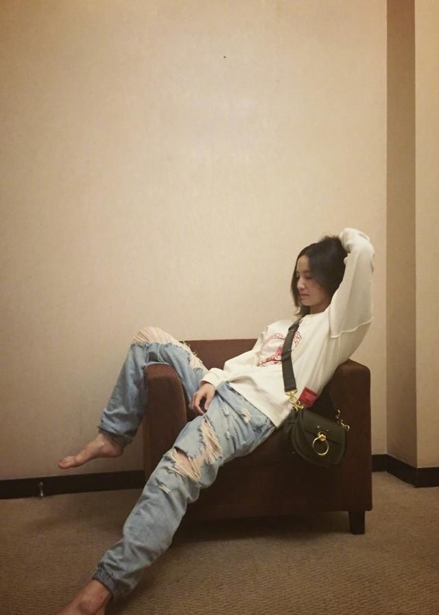 宋佳赤足斜坐沙发，爱你的小脚丫