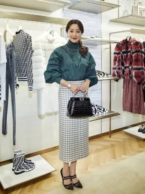  『裸色』号称“第一美女”的她，裸色印花连衣裙配长卷发，果然美得不一般