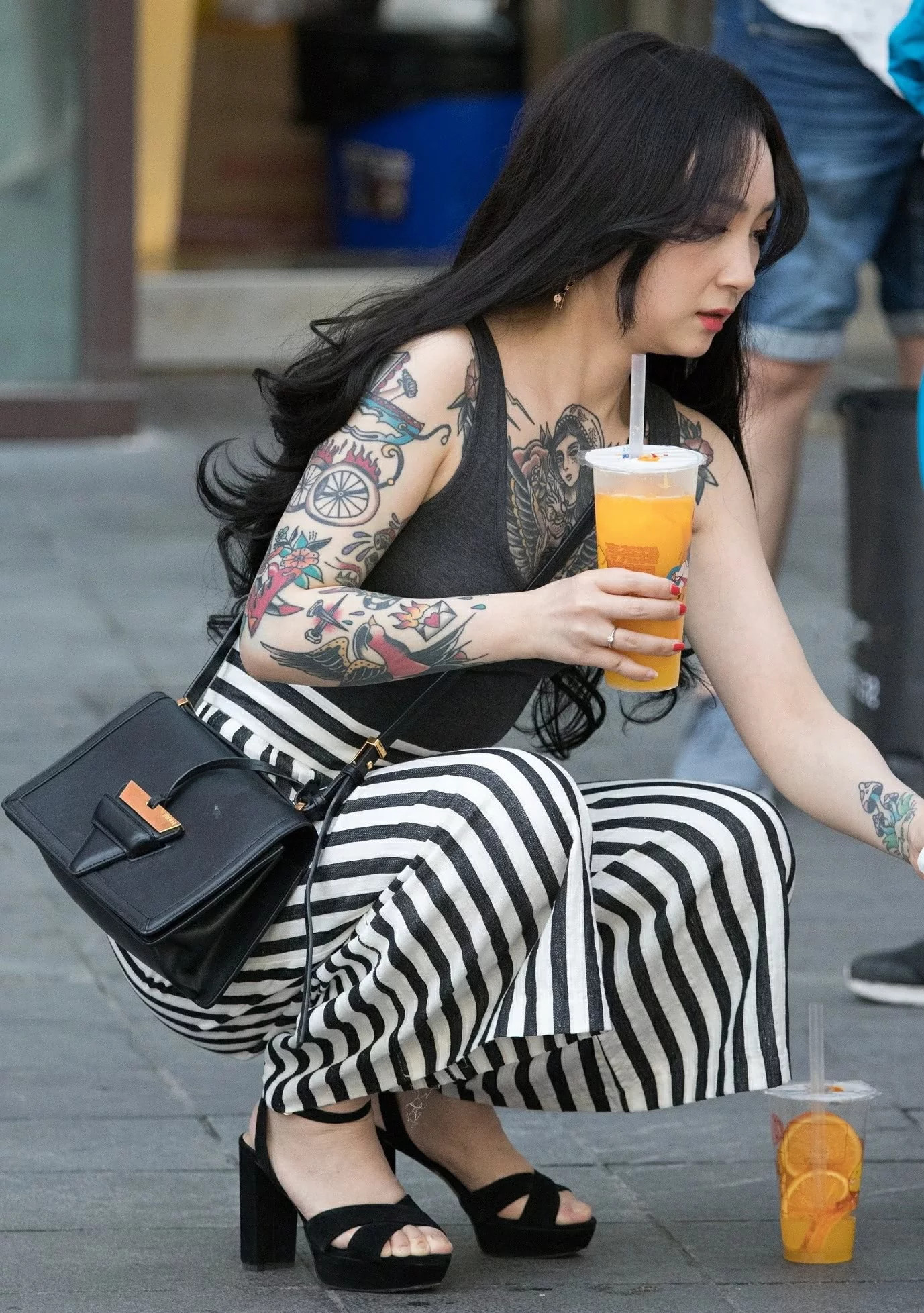 气质辣妈婴儿肥尽显熟女风采，胸口大面积纹身看着就酷炫，吸睛无