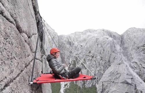 世界唯一不怕强拆钉子户，靠一根钉子睡悬崖，网友：怎么上厕所？