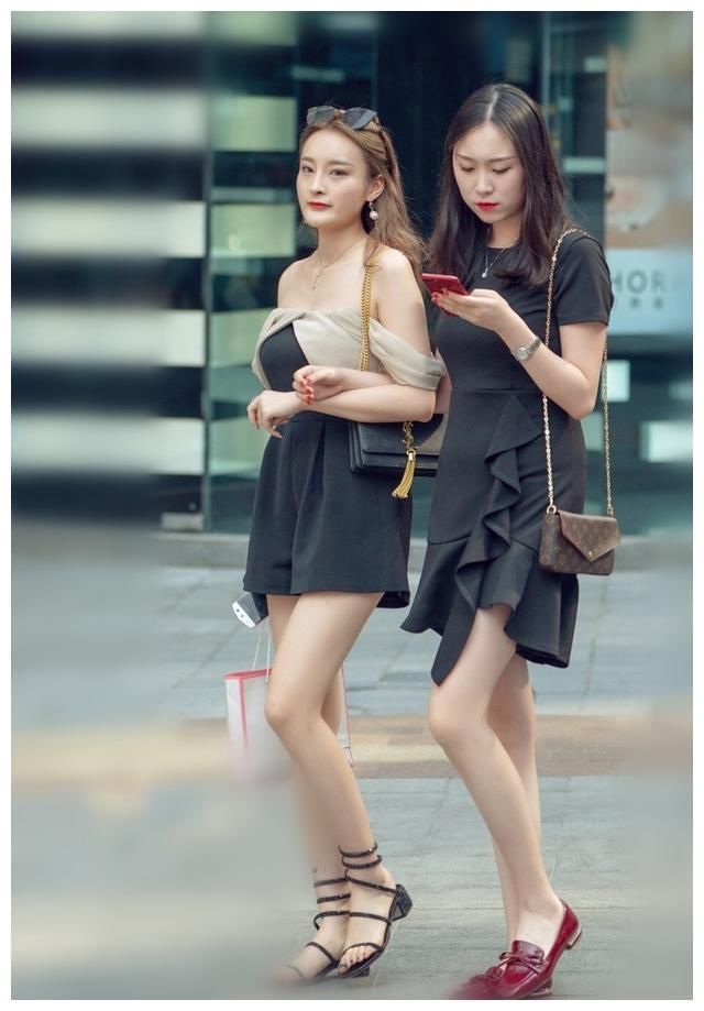 路人街拍：小姐姐红色吊带搭配小短裙，秀出白皙肌肤和优美长腿