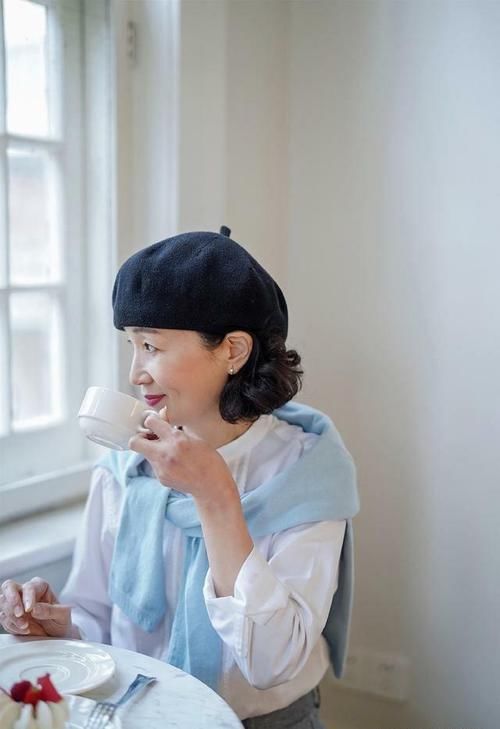  『气质』优雅中年女人，告别老气的“妈妈装”，学三木妈妈时髦穿搭显气质