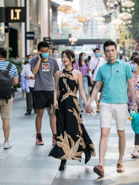  「造势」仙气飘飘的连衣裙又来“造势”了，高级唯美又极简奢华，超级养眼